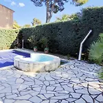 Avec Piscine A Saint-raphael Et Vue Sur La Montagne *