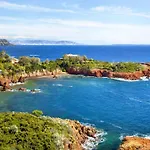 Avec Piscine A Saint-raphael Et Vue Sur La Montagne Saint-Raphaël