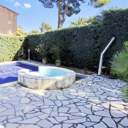 Avec Piscine A Saint-raphael Et Vue Sur La Montagne *