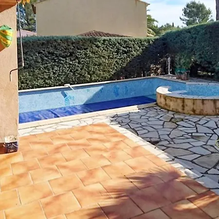 Avec Piscine A Saint-raphael Et Vue Sur La Montagne Вилла Сен-Рафаэль