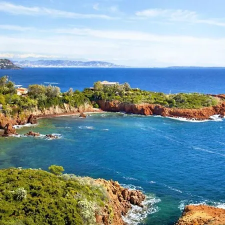 Avec Piscine A Saint-raphael Et Vue Sur La Montagne Saint-Raphaël