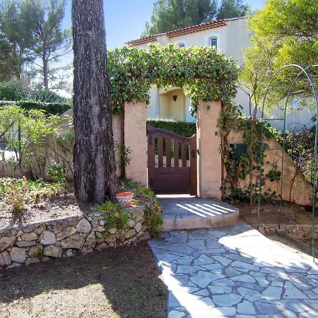 Avec Piscine A Saint-raphael Et Vue Sur La Montagne Villa Saint-Raphael (Var)