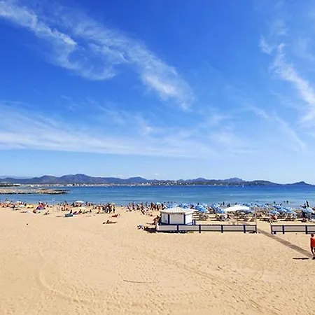 Avec Piscine A Saint-raphael Et Vue Sur La Montagne Saint-Raphaël