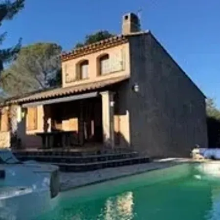 Avec Piscine A Saint-raphael Et Vue Sur La Montagne