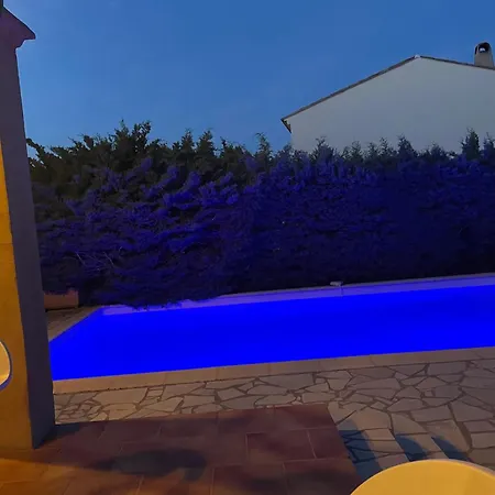 Avec Piscine A Saint-raphael Et Vue Sur La Montagne