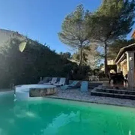 Avec Piscine A Saint-raphael Et Vue Sur La Montagne *