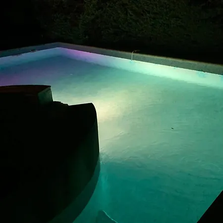 Avec Piscine A Saint-raphael Et Vue Sur La Montagne