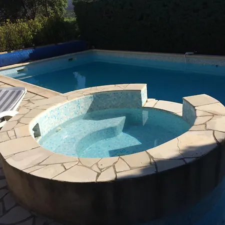 Avec Piscine A Saint-raphael Et Vue Sur La Montagne Saint-Raphaël