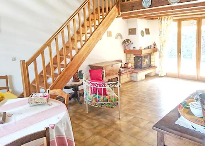 Avec Piscine A Saint-raphael Et Vue Sur La Montagne