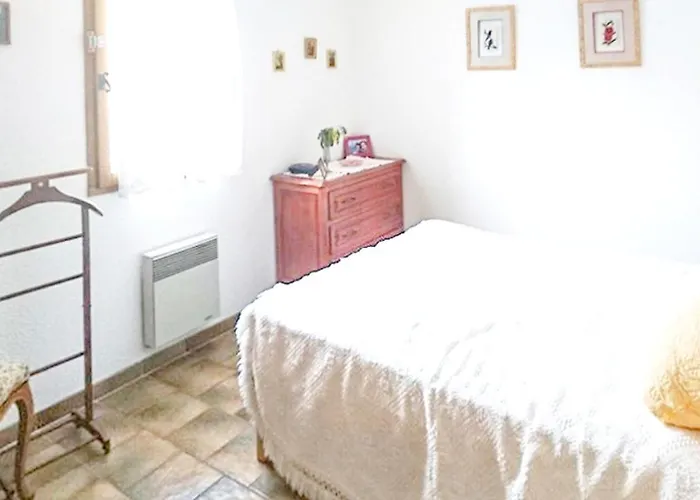 Avec Piscine A Saint-raphael Et Vue Sur La Montagne Saint-Raphaël