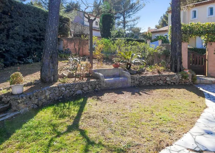 Avec Piscine à Saint-raphaël Et Vue Sur La Montagne *