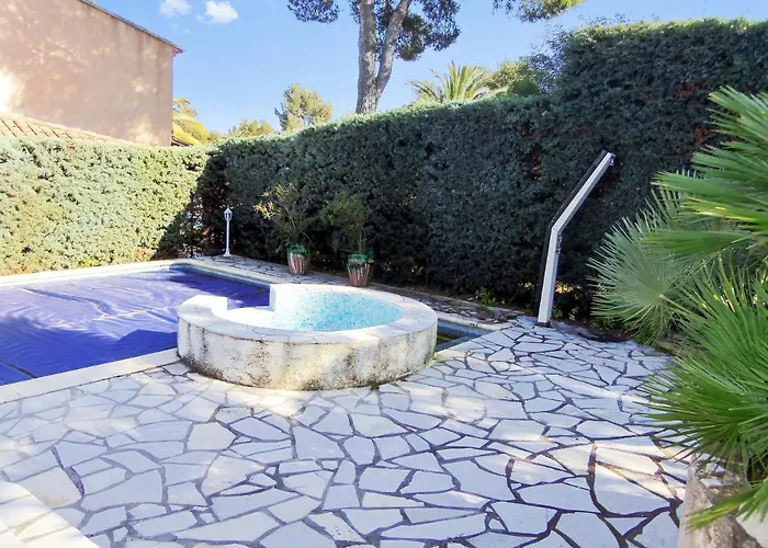 Avec Piscine A Saint-raphael Et Vue Sur La Montagne *