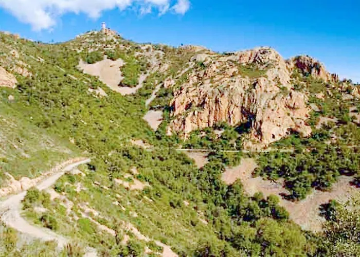 Avec Piscine à Saint-raphaël Et Vue Sur La Montagne *