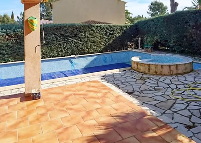 Avec Piscine A Saint-raphael Et Vue Sur La Montagne Villa Saint-Raphaël