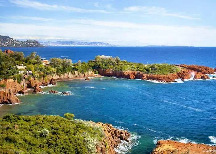 Avec Piscine A Saint-raphael Et Vue Sur La Montagne Saint-Raphael (Var)