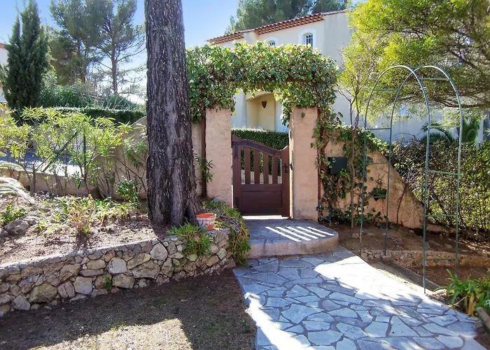 Avec Piscine à Saint-raphaël Et Vue Sur La Montagne Villa Saint-Raphaël