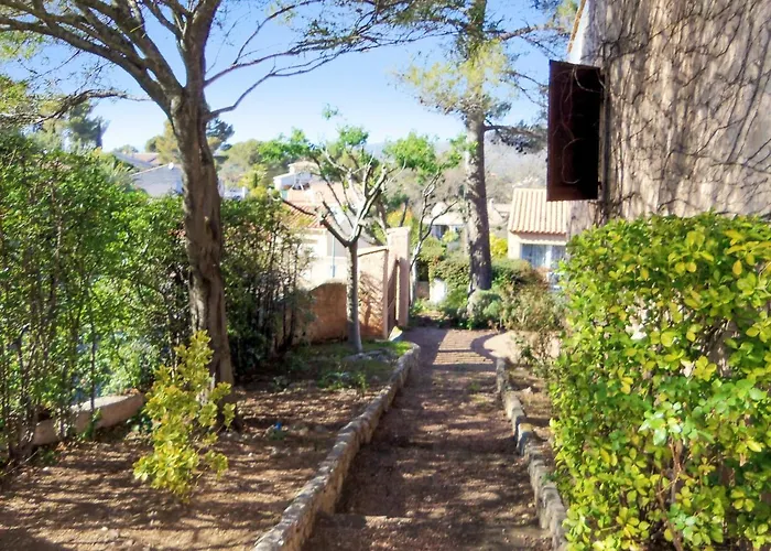 Avec Piscine A Saint-raphael Et Vue Sur La Montagne Saint-Raphaël