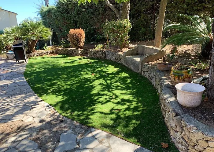 Avec Piscine A Saint-raphael Et Vue Sur La Montagne *