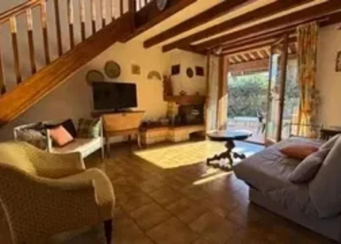 Avec Piscine A Saint-raphael Et Vue Sur La Montagne * Saint-Raphaël