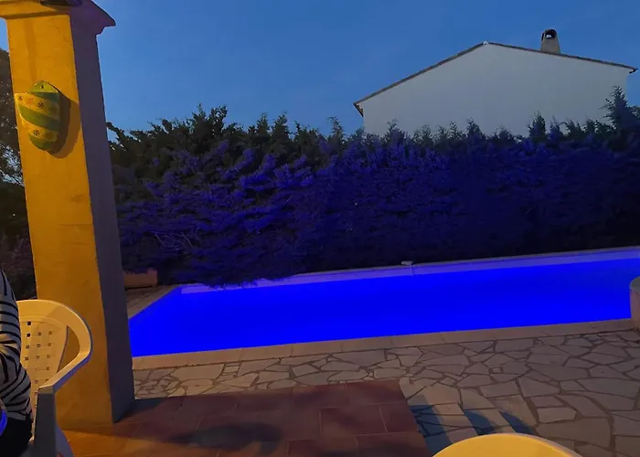 Avec Piscine à Saint-raphaël Et Vue Sur La Montagne