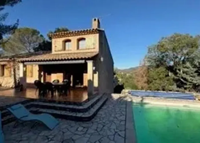 Avec Piscine à Saint-raphaël Et Vue Sur La Montagne Villa *