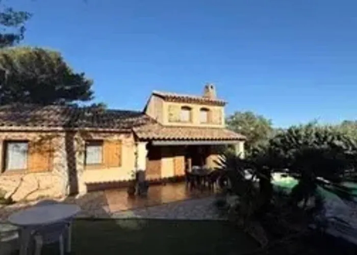 Avec Piscine A Saint-raphael Et Vue Sur La Montagne * Saint-Raphaël