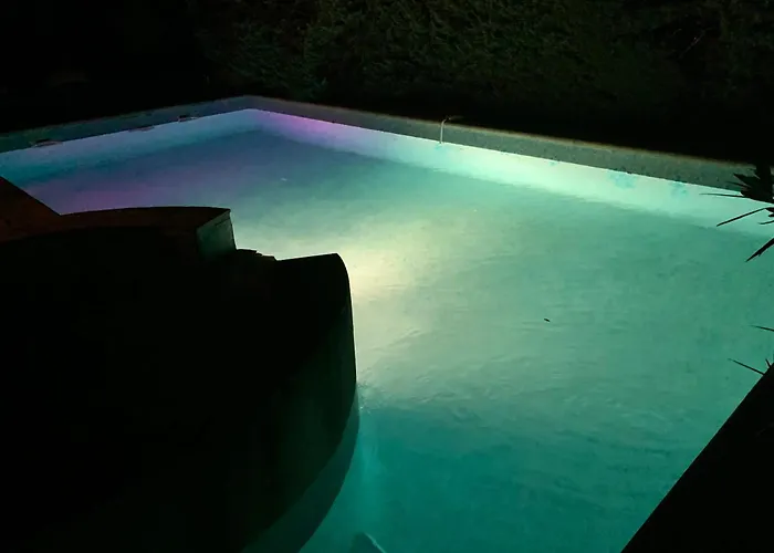 Avec Piscine A Saint-raphael Et Vue Sur La Montagne