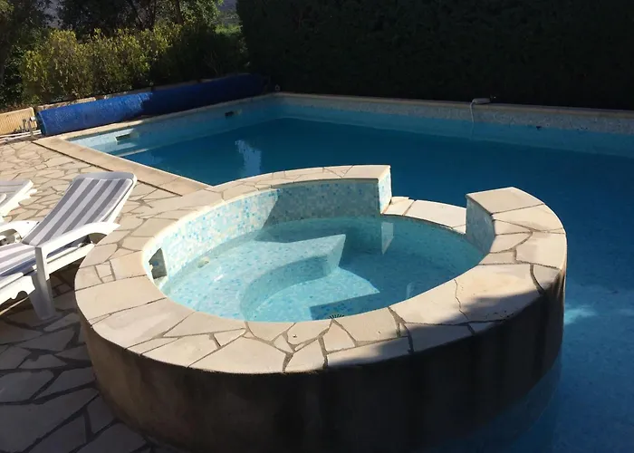 Avec Piscine A Saint-raphael Et Vue Sur La Montagne Saint-Raphaël