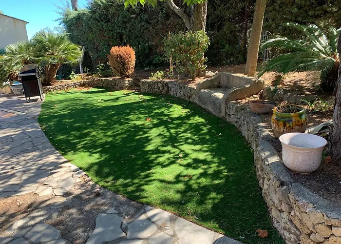 Avec Piscine A Saint-raphael Et Vue Sur La Montagne Saint-Raphaël
